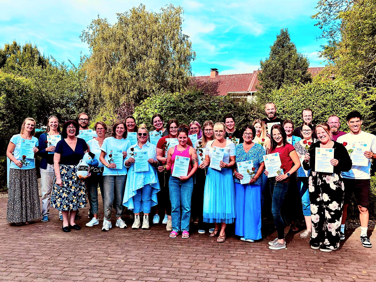 „Wir gratulieren allen Absolvent*innen zum erfolgreichen Abschluss des Zertifikatskurses „Kinderschutz“.🎉